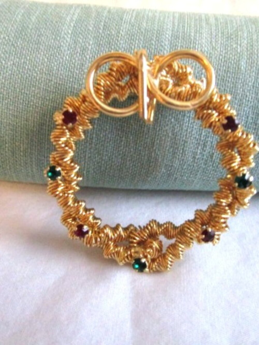 Vintage Gold Tone Wire Christmas Wreath Pin/Rhinestones.